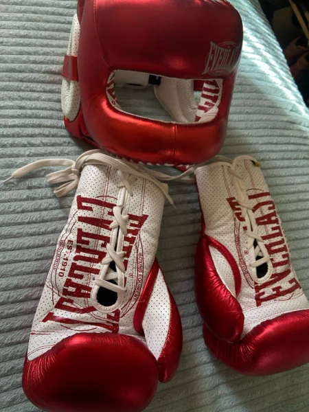 Боксерский Шлем Бампер, и перчатки на шнурках Everlast в красной расцветке