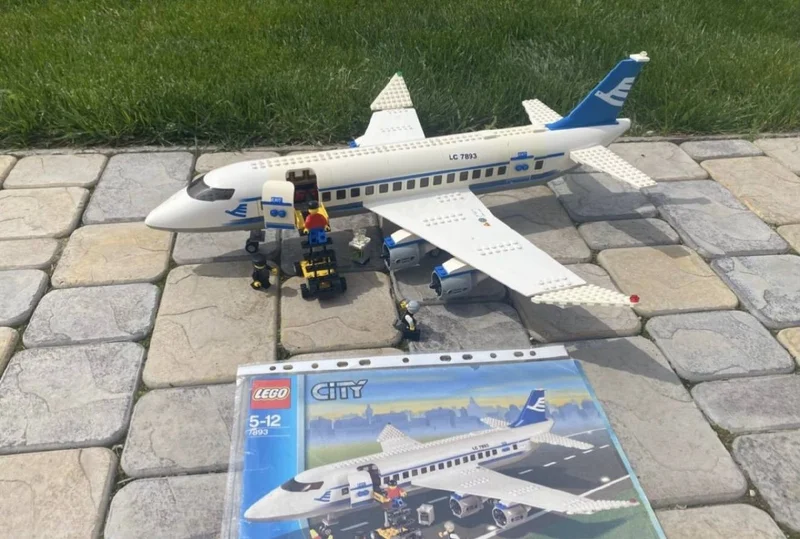 **LEGO 7893 — Пассажирский самолёт (2006г.)**