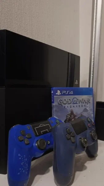 PS4 FAT + 2 оригинальных геймпада + God of War