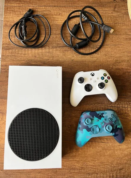 Игровая приставка Xbox Series S с двумя джойстиками