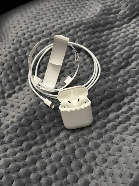 AirPods 1-е поколение и провод Lightning