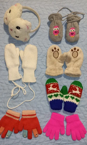 Вязаная кепка, шапки, варежки, перчатки, манижка, зимние наушники, всё на 1-2 и 2-3 года