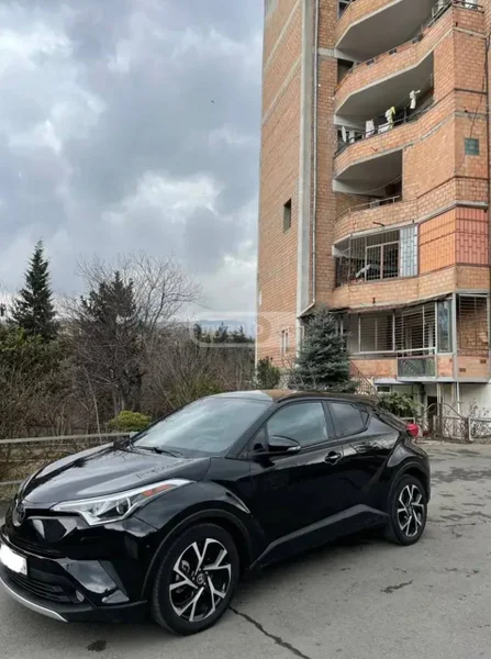 Автомобиль Toyota C-HR
