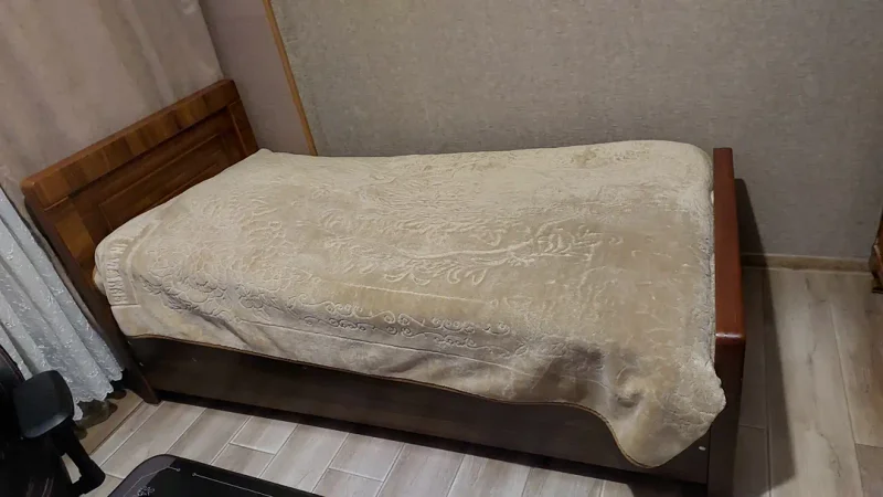 Односпальная кровать с матрасом и отсеком для хранения