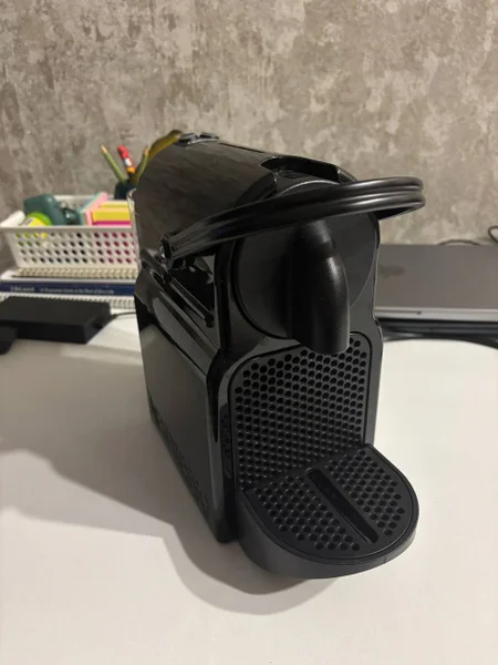 Капсульная кофемашина DeLonghi Nespresso Inissia. В отличном состоянии, компактный дизайн.