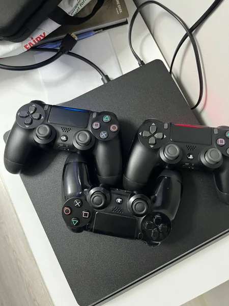 Игровая приставка PS4 Slim 1TB + 3 геймпада