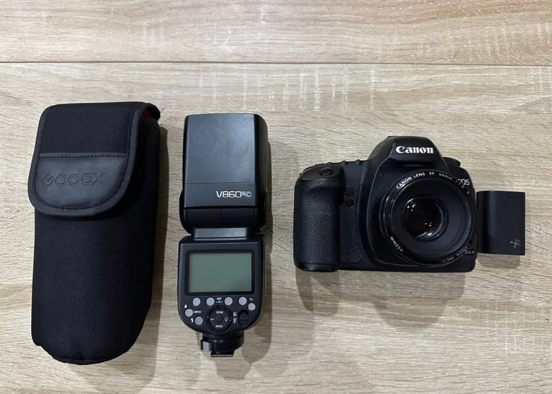 Canon 5D Mark II (Full Frame) с объективом Canon 50mm и вспышкой Godox V860III