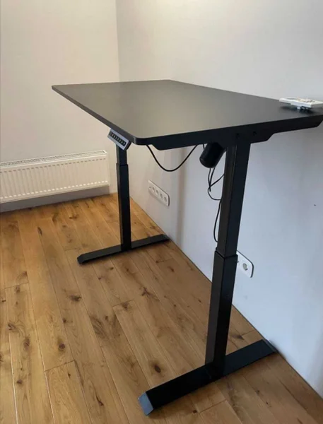 стол с регулировкой высоты Е-TABLE, состояние отличное,сама столешница тоже как новая, механизм работает прекрасно, никаких нареканий на это нет,активно использовался около полу года,на данный момент переезжаем и возможности взять стол к сожалению нет