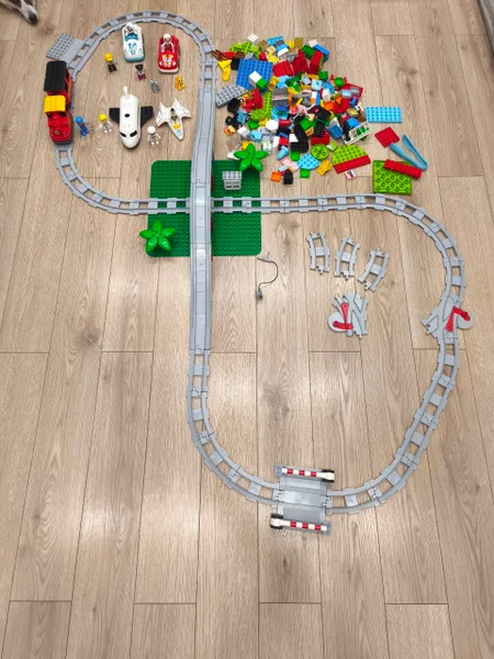 Набор Lego Duplo железная дорога+мост+дополнительные рельсы. Паровоз ездит, гудит, светится👍