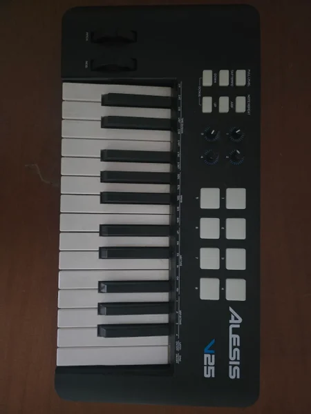 MIDI-клавиатура Alesis V25