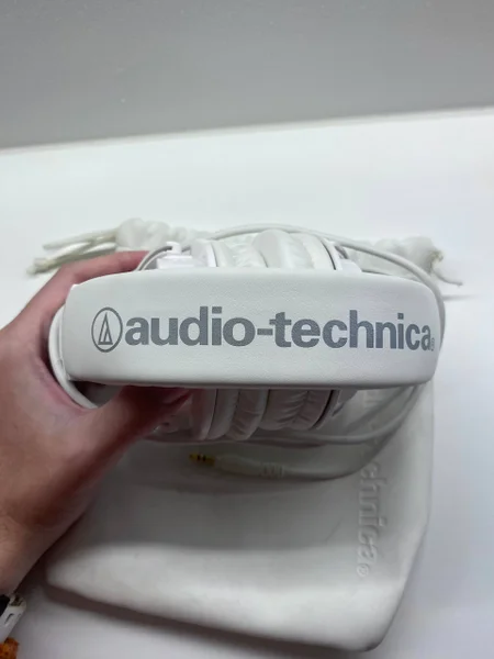 профессиональные мониторные наушники Audio Technica ATH-M50X белые. Состояние самих наушников 9/10, звук отличный. В комплекте фирменный мешочек (потрёпанный, видно на фото), один фирменный кабель 3.5мм.