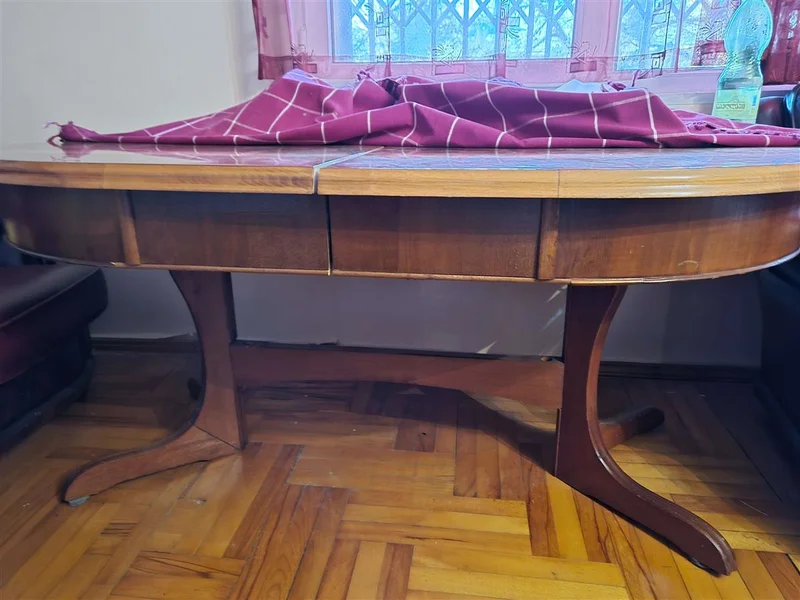 Гобеленовый стол