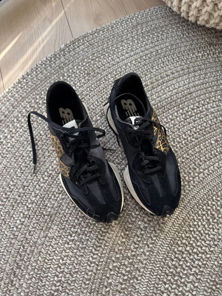 New balance кроссовки с вставками из натуральной замши,состояние новых,размер на фото