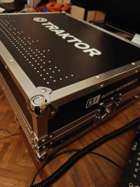 DJ контроллер Native Instruments Traktor S4 mkII