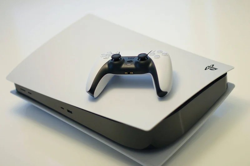 Игровая приставка Sony PlayStation 5 с джойстиком