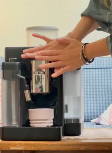**Автоматическая кофемашина Delonghi Rivelia**