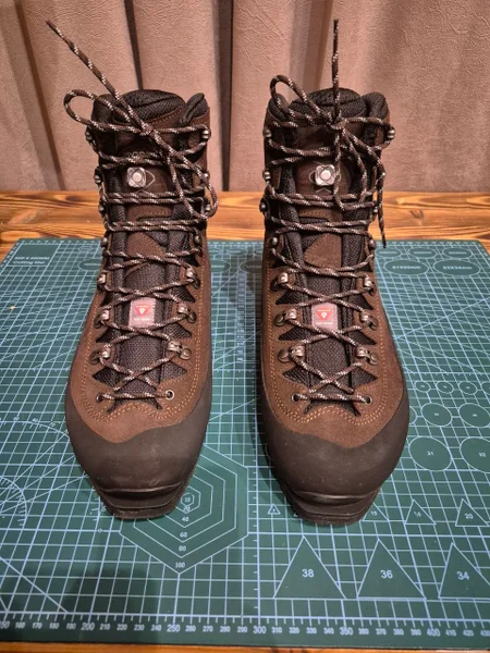 **Продаются альпинистские ботинки LOWA Alpine Expert II GTX**