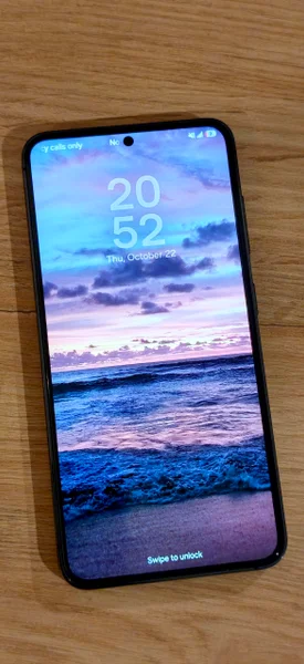 Samsung S23 256Gb Dual SIM 5G. Телефон в идеальном косметическом состоянии, использовался в чехле и с защитным стеклом. Батарея уже держит меньше чем обычно. В комплекте чехол и дополнительное стекло для экрана. Небольшой торг. 800₾