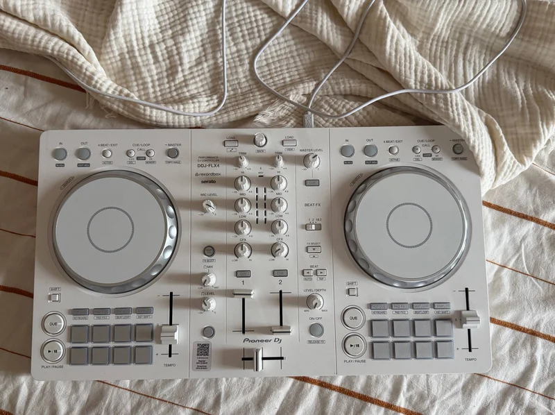 Диджейский пульт Pioneer DJ DDJ-FLX4-W белый