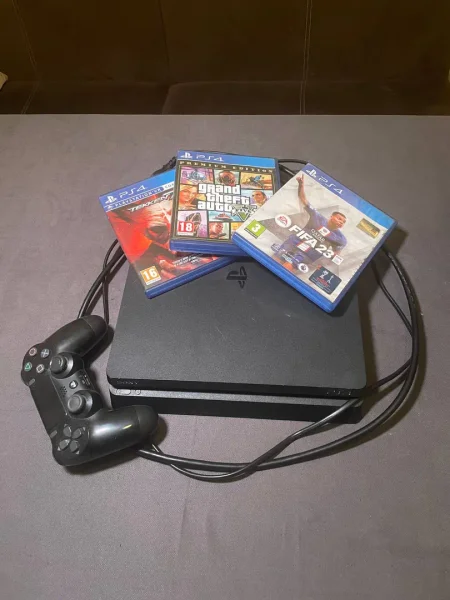 PlayStation 4 с 3 играми и джойстиком
