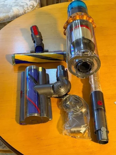 Dyson V15.