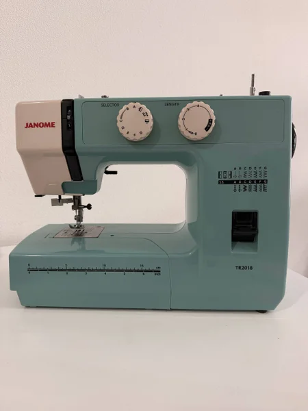 Швейная машина Janome TR2018 с набором аксессуаров