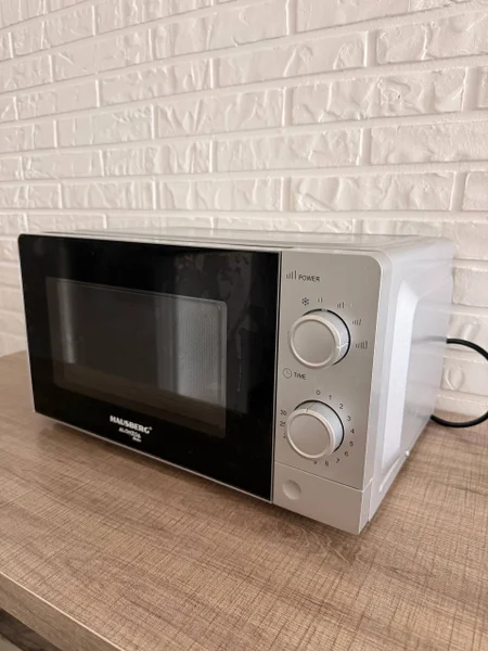 Полностью рабочая микроволновка, доки и коробка в комплекте. Продам за