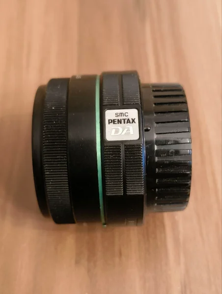 Светосильный фикс-объектив для кроп-камер Pentax (APS-C).