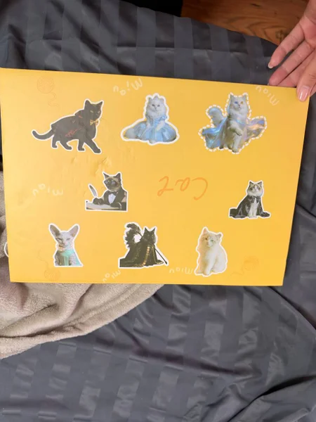 Игрушки и расческа для котов