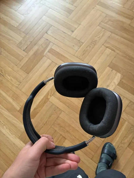 AirPods Max Lightning