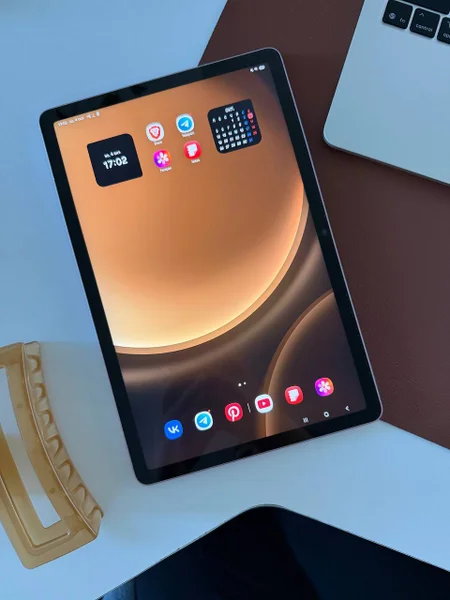 Планшет Samsung Tab S9 FE с чехлом и стилусом