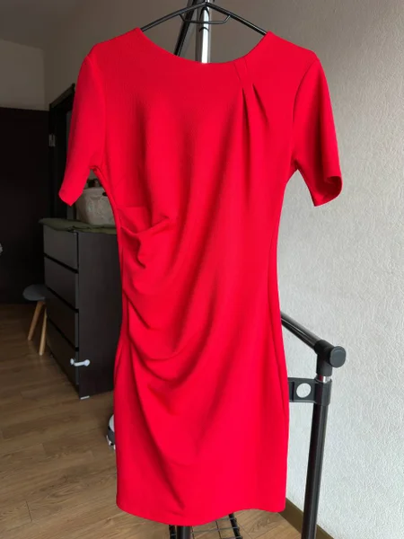 **🌹 Красное платье с драпировкой**