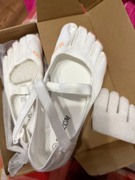 НОВЫЕ Кроссовки пятипалые по классификации относятся к категории five-toed или five fingers и составляют отдельную нишу «босоногой» обуви или barefoot shoes.