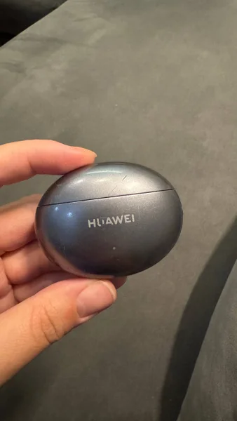Кейс от наушников Huawei FreeBuds 4i и левый наушник. В рабочем состоянии