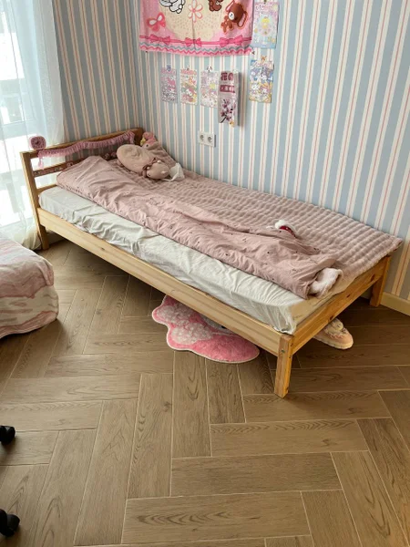 кровать 90×200 см из массива сосны. Сделана в Беларуси и привезена оттуда же. Прочная, натуральное дерево.