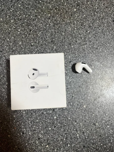 Левый наушник AirPods 4