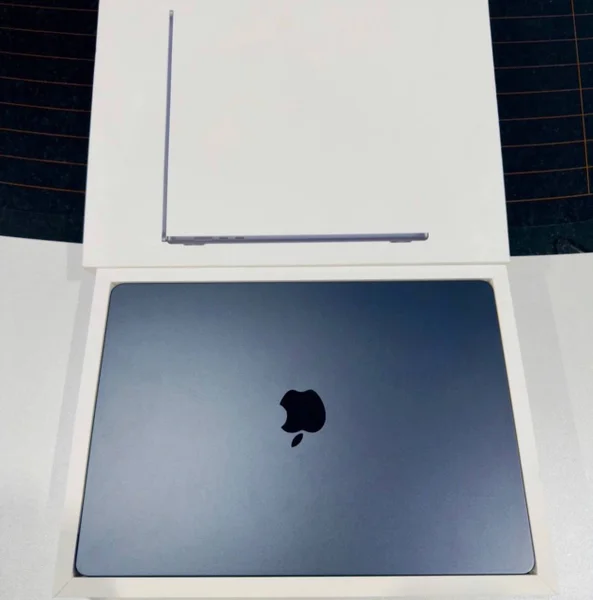 MacBook Air 13,6 дюйма (2025 г.) M4, 16 ГБ ОЗУ, 256 ГБ SSD