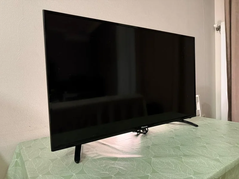 телевизор Hisense 40N2176P в полностью рабочем состоянии.