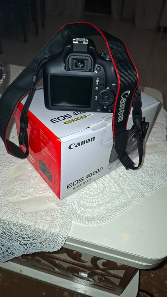 Фотоаппарат Canon EOS 4000D EF-S 18-55 III KIT Black с картой памяти 64 ГБ