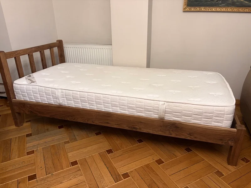 Кровать из массива дерева с матрасом 90х200