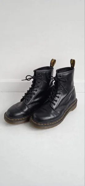 Люксовые кроссовки из коллаба Lanvin Paris с Gallery Dept. Белая кожа, фирменная толстая подошва Curb и ручная роспись с потеками краски на носке. Массивные, удобные, узнаваемые издалека.