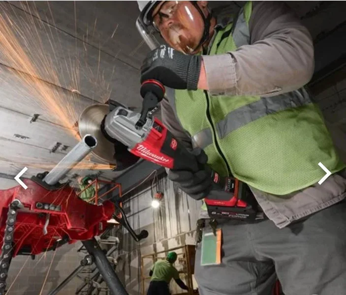 Аккумуляторная болгарка Milwaukee M18 FUEL CAG125XPDB с двумя аккумуляторами