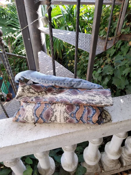 Сумка-клатч upcycling, мягкая, объёмная, большого размера. Искуственная кожа со змеиным принтом. Ручка из джинсы с мягким наполнителем, отстегивается. Внутри карманы для телефона и для мелочей. Единственный экземпляр.