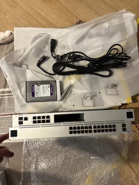 Коммутатор UniFi Pro 24 PoE (USW-Pro-24-PoE)