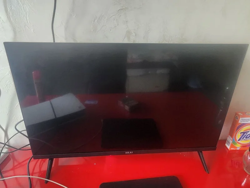 телевизор Akai Smart TV, 32 дюйма. Куплен в августе, использовался очень редко, так как в квартире уже есть другой телевизор.