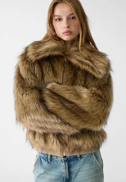 Куртка Stradivarius из искусственного меха