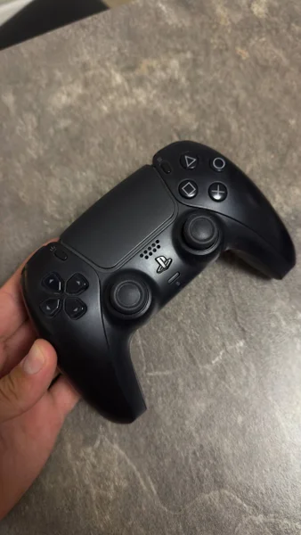 два оригинальных беспроводных контроллера DualSense для PlayStation 5.