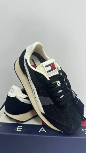 тся оригинальные кроссовки Tommy Hilfiger, размер 38. Совершенно новые, в коробке. Цена