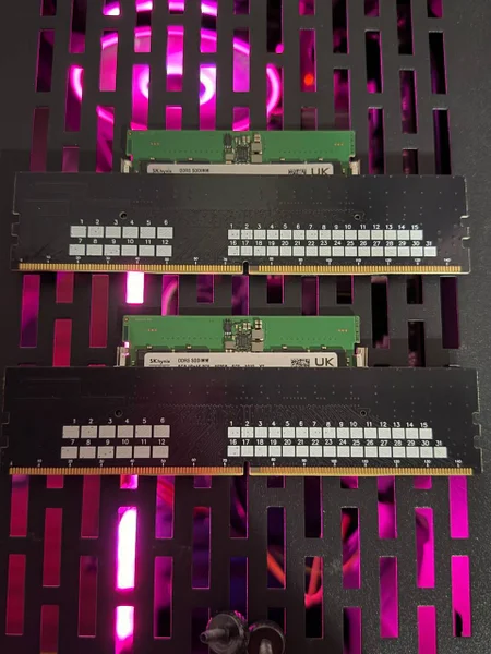 Оперативная память DDR5 16GB 5600Mhz 2x8GB как на ноутбук так и на персональный ПК подходит с переходником , работает корректно и идеально! У меня они на Пк установлены, решил обновиться и жду другие плашки.