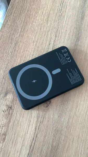 компактный беспроводной пауэрбанк Celly с поддержкой MagSafe для iPhone.